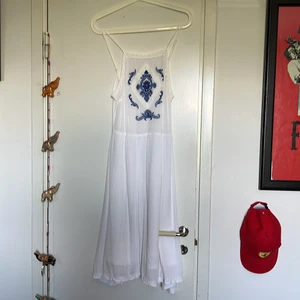 Vit sommarklänning  - Jättefin vit sommarklänning från HM! Har inte haft den på ett tag då den är för stor för mig! Kolla gärna in mina andra annonser också! Står dessutom storlek 40 men skulle säga att den sitter lite mer som en 38 <3