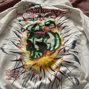 Ed hardy  - As cool ed hardy kofta. Den har lite färg märken men det kan man säkert få bort och kjedian är sönder. det är därför jag säljer den billigt. Så klart äkta‼️ 
