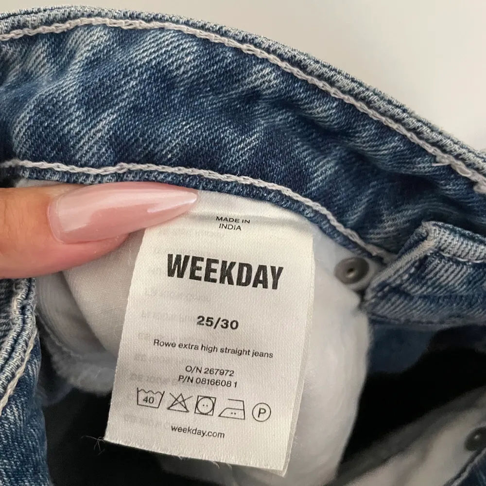 Högmidjade raka row jeans från weekday, Använda enstaka gång inga fläckar eller liknande.. Jeans & Byxor.