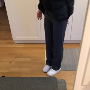 Kostymbyxor  - Ett par fina kostymbyxor från vero moda, färgen är mörk grå💘 jättefina som nya! 