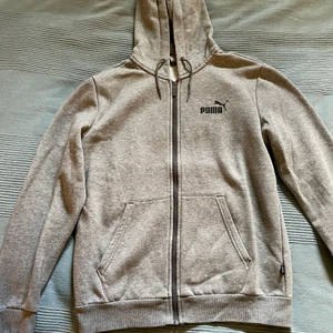 Puma hoodie med dragkedja  - Hej jag säljer min Puma hoodie med dragkedja. Jag går med på ett annat prisförslag 