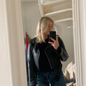 Skinnjacka  - Säljer denna skinnjacka då den inte var som jag trodde enligt mina egna förväntningar och då den ej kommer till användning. Den är använd fåtal gånger men ingen skada är skedd 