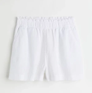 Linneshorts - Vita linneshorts, knappt använda.