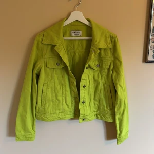 Lime grön jeansjacka  - Jackan är från Turkiet men har aldrig varit använd 