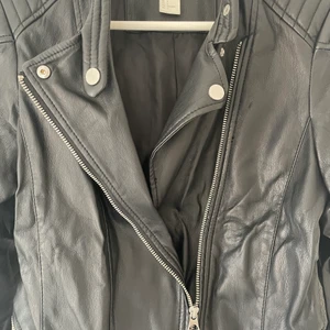 SKINNJACKA - Härlig skinnjacka nu inför hösten, köpt på H&M för några år sedan men endast använd fåtal gånger. Jackan är i storlek S/36. 