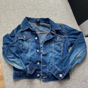 Jeansjacka - Söt jeansjacka, ärmarna går att vika upp eller ha nere vid köp skriv i chatten
