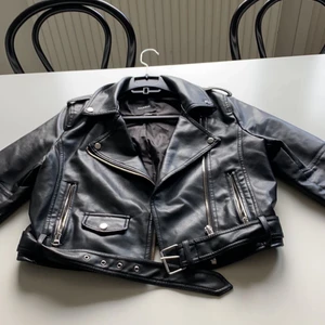 Pull & bear - Säljer denna dina skinnjacka då den inte kommer till användning. Har andvönd den några gånger den är fortfarande i god sick