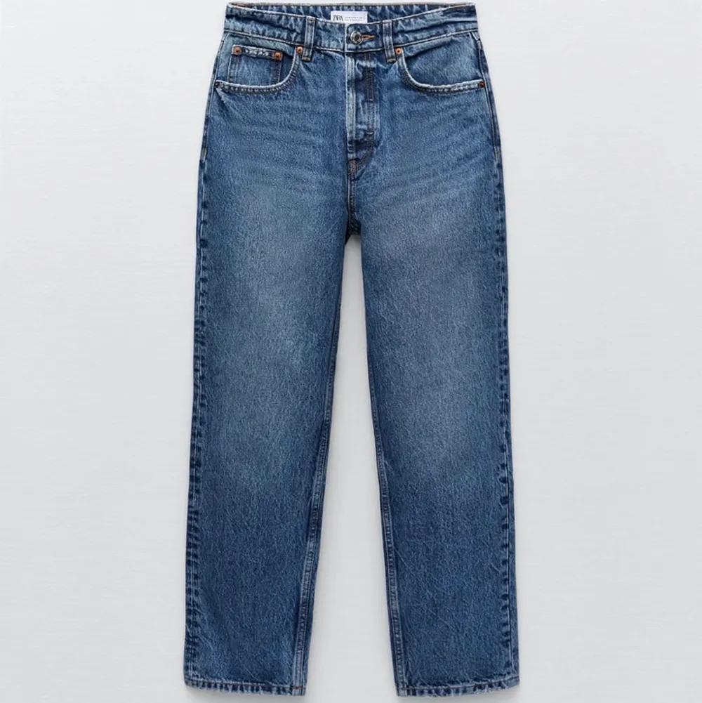 Blåa högmidjade raka jeans från Zara Köpta i vintras använt ett fåtal gånger Storlek 34 men kan användas för 36or Kan mötas i Stockholm  Köparen står för frakt Priset kan diskuteras. Jeans & Byxor.