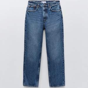 Blåa högmidjade raka jeans från Zara Köpta i vintras använt ett fåtal gånger Storlek 34 men kan användas för 36or Kan mötas i Stockholm  Köparen står för frakt Priset kan diskuteras