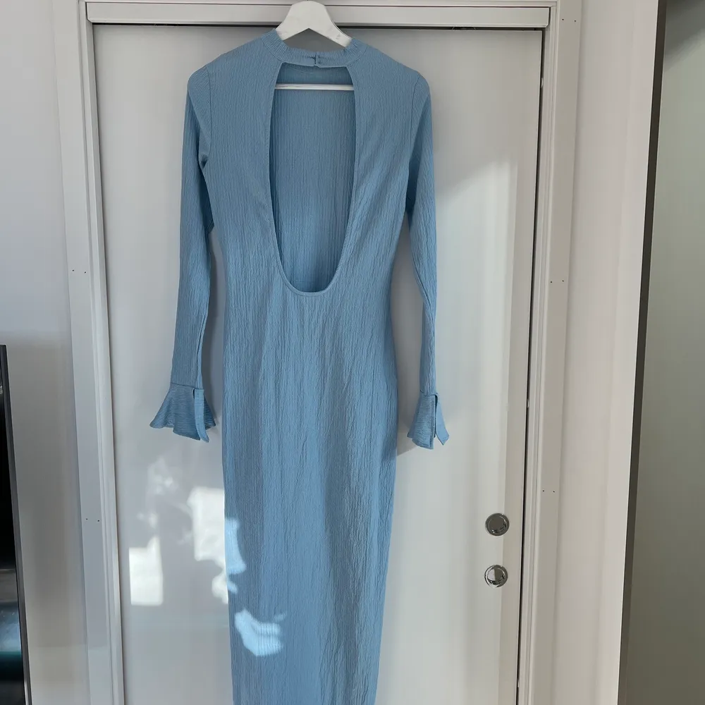 Ljusblå klänning från NAKD x Hanna Schönberg i strl M. Öppen rygg och slits på ena sidan. Använd 1 gång.  Köparen står för frakten. . Klänningar.