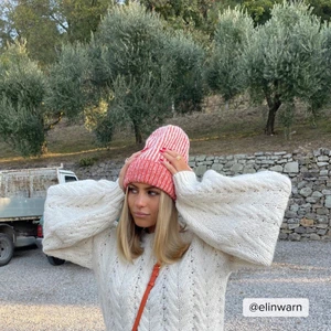 Fin stickad tröja - Lägger ut igen för många intresserade och har ej orkat svara alla. Stickad tröja från nakd. Slutsåld. Köparen står för frakten💘😇