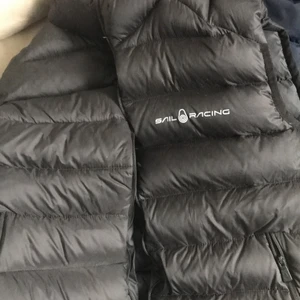 Sailracing väst - Helt ny köpte för 2000 kr både till killar och tjejer. Pris kan diskuteras och kan frakta bor i Jönköping och Värmland 