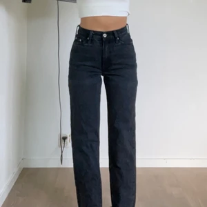 Svarta jeans  - Svarta jeans från river island, passar på mig som är 155cm🤍köparen står för frakten på 79kr🤍