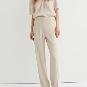 Beige kostymbyxor aldrig använda  - Jättefina, aldrig använda. Skönt tyg/material 