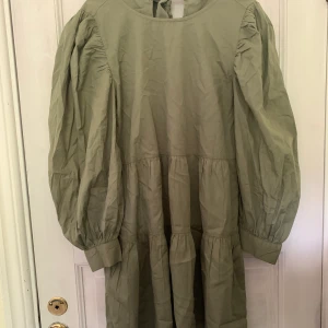 Klänning  - Klänning från Gina Tricot, sparsamt använd. 