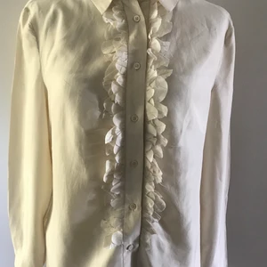 Prada blus i silke, toppskick  - Fantastiskt arbete på denna Prada blus i silke Italiensk 42 Np 4500 kr Färg gräddvit   