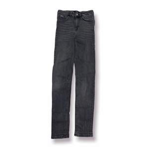 Bleached Black Skinny Jeans med 5 fickor från Karve i Storlek S