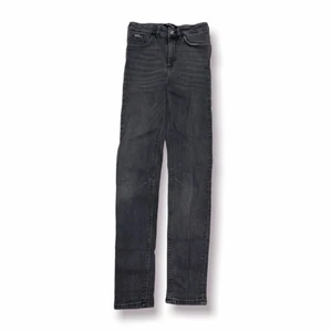 Skinny Jeans - Bleached Black Skinny Jeans med 5 fickor från Karve i Storlek S