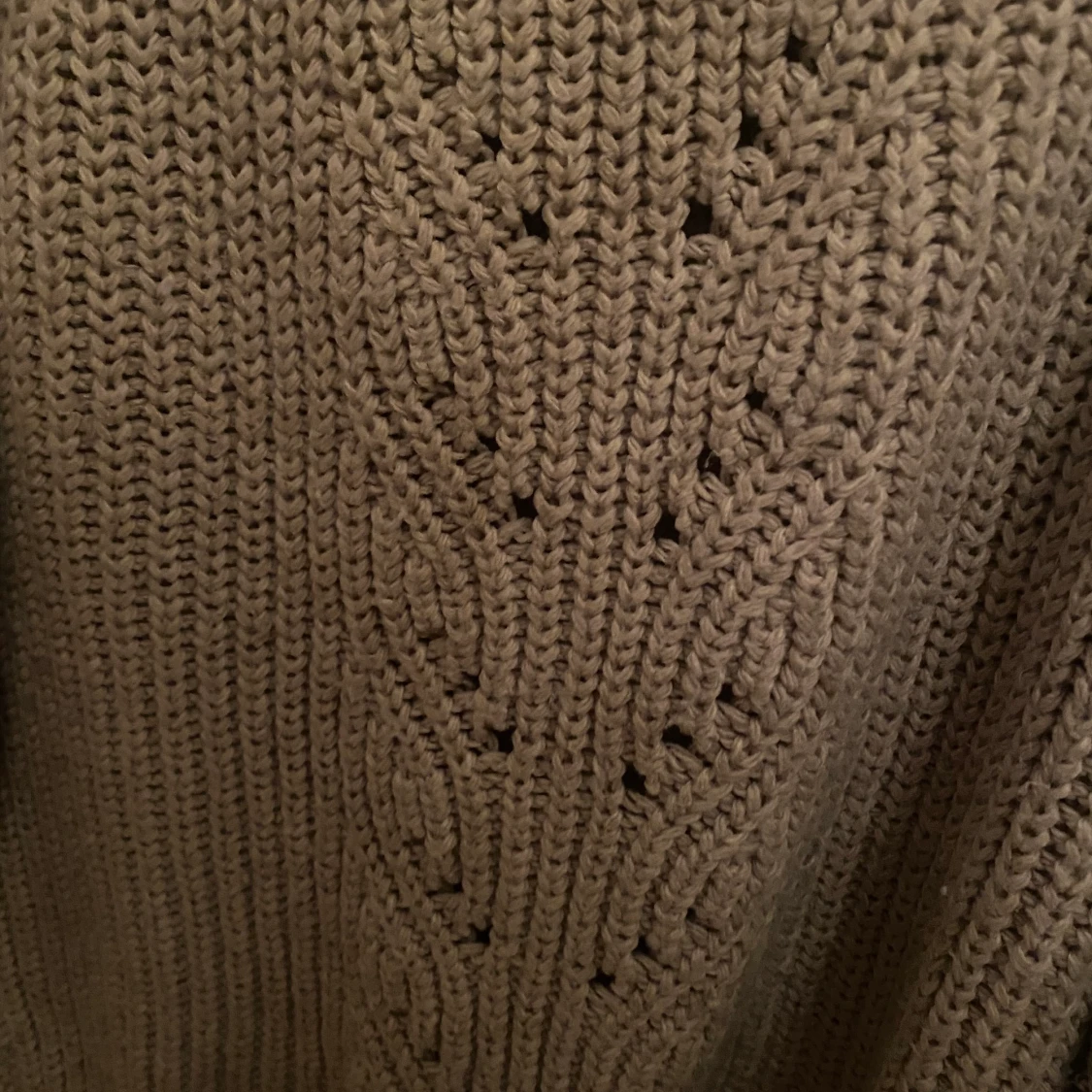 Stickad tröja i rosa/beige - 90