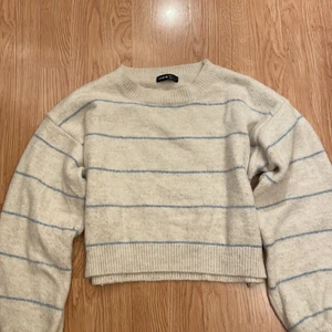 Randig stickad tröja - Tycker om denna såå så så mycket😩😩 Men tyckte inte den satt så bra på mig så säljer den nu😭💞 Köpte den gör 149kr på Shein och den är använd 2 gånger 