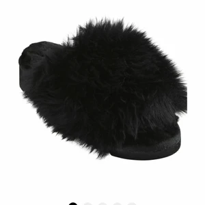 Shepherd. Tofflorna  - Shepherd. Tofflorna har en svart färg och är gjorda i äkta fårskinn .Nya oanvända  strl 38