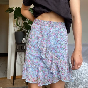 Oanvänd volangkjol  - Helt oanvänd ljusblå volangkjol med lappen kvar från Jacqueline de yong. 100% polyester. Tvättas i 30°C. ✨