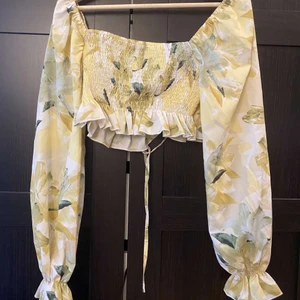 Blus  - Jättefin gul blommig blus, aldrig använd, 