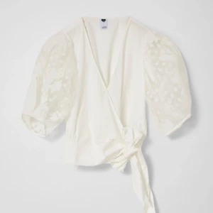 Vit blus  - Söt vit blus från MQ/marqet. Använd endast 1 gång så nästan som ny. Storlek M men skulle säga att den passar en L också. 🤍 Nypris: 499 kr 