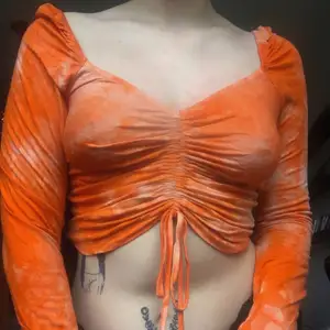Orange batikmönstrad topp med snörning