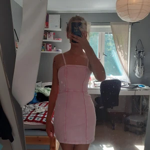 Jeans klänning - Jättefin rosa klänning från hm, säljer eftersom den inte kom till användning 