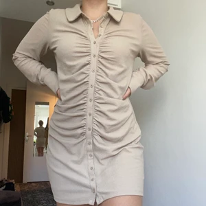 Klänning  - Klänning från bik bok med detaljer framtill