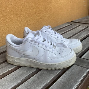 Nike Air Force 1 stl 38 - Då många säljer och folk vill köpa använda Air Force 1 så testar jag lägga ut mina.  Haft dom i 8 månader ungefär. Använder inte dom längre då jag har ett nytt par.  