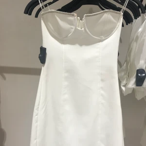 Korsett klännning  - INTRESSEKOLL!  Denna klänning från zara som är en korsettklänning. Den har inga ärmar. Superfin och jättenice att ha till middag eller fest!  Kan ej skicka fler bilder då jag ej är hemma!  Kan sälja direkt för 650 kr! 