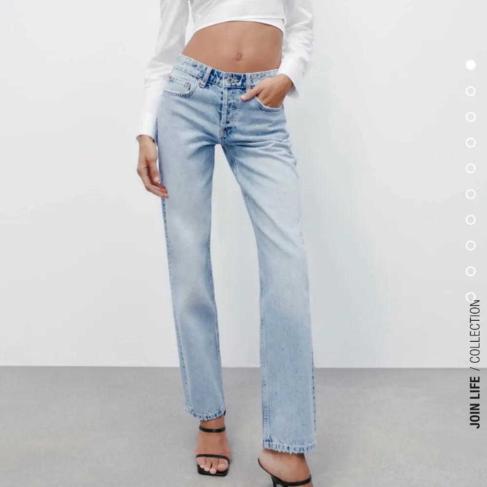 ❌(BUDGVININGEN ÄR PÅ JEANSEN I STORLEK 36) ❌Säljer dessa jeans ifrån zara i modellen straight leg mid waist. Dessa är i färgen ”vattenblå”. Helt slutsålda på hemsidan. Har de i storlek 38 och 36! Skriv för intresse/fler bilder! 💕. Jeans & Byxor.