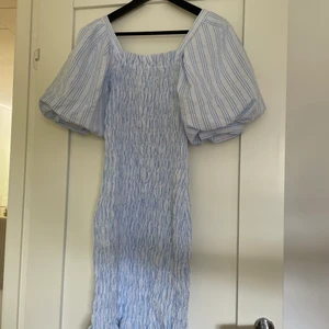 Klänning ifrån view  - Somrig fin klänning med den bästa passformen någonsin!! Endast använd en gång. Bilden är lite otydlig så skriv för bättre bilder🤍 storlek 34