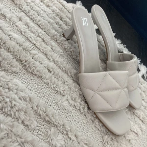 Klackskor  - Säljer mina fina klackskor inköpta nyligen på Din Sko för 480:- kr.   HELT oanvända, endast testade. Jätte fin med låg fin klack.  Säljes då storleken vart fel (är 39 men upplevs som en 38 tycker jag)  Kan mötas antingen i handen eller frakta.