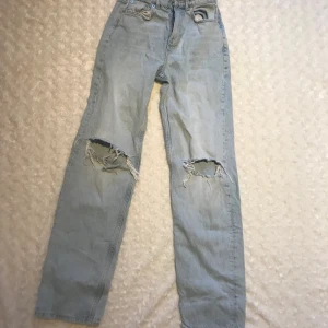 Jeans - Hej! Säljer dessa jeans från Gina tricot för 350 kr + frakt💗 Köpte de för 500 kr men de var för stora i storleken så jag säljer de.  Storlek: 32   Skriv privat för mer bi lder💗
