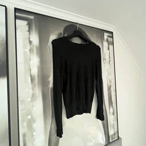 Zara tröja  - Mycket fin tröja från zara med knappar i änden av armarna, inte andvänd många gånger. Mörkgrå snygg färg.