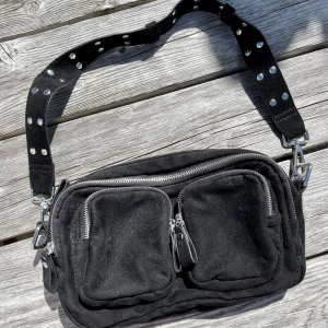 Connie bag Gina Tricot🖤 - Säljer min superfina Connie bag från Gina! Helt slutsåld!🙏🏽 Super i skicket!💛