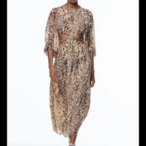 Leopard klänning - Jättefin klänning från zara. Slutsåld och använd en gång! Får inte riktigt användning för den men tycker om den supermycket! Köpt för 700 kr