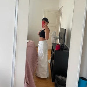 Vit jeanskjol - Lång vit jeanskjol i st 38 men passar olika beroende på om man vill ha lågmidjat eller inte