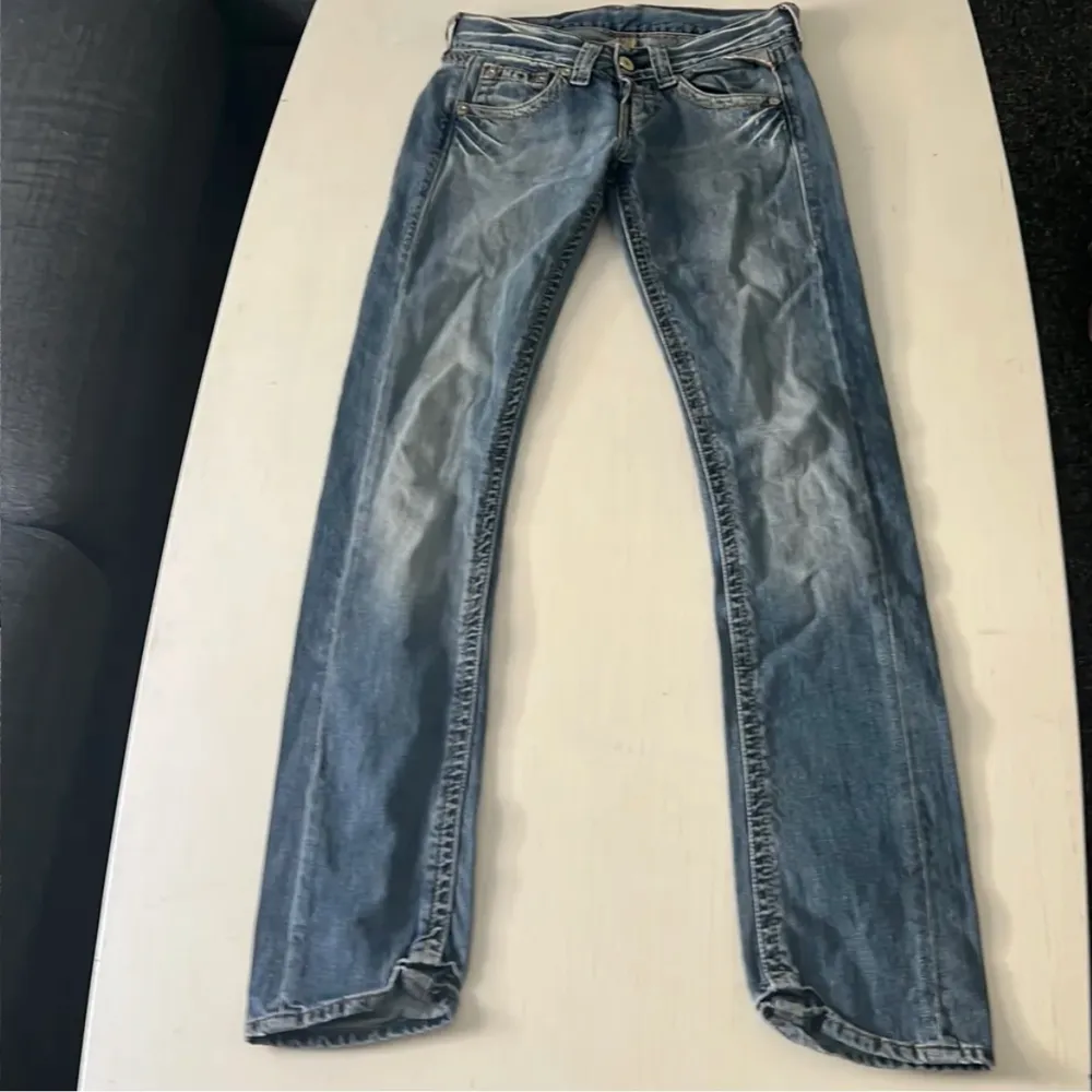 Lågmidjade replay jeans nypris 1500kr. Mått tvärsöver midjan är 37cm och innerbenslängden 86cm.. Jeans & Byxor.