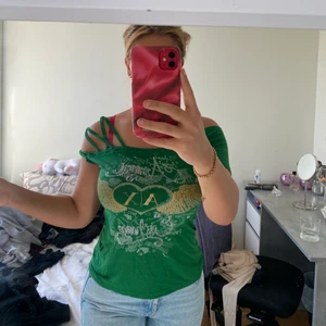 Gammaldags tröja - Säljer en gammaldags grön tröja, väldigt unik samt unik stil och fylld med diamanter på tröjan. Använd 1 gång. 