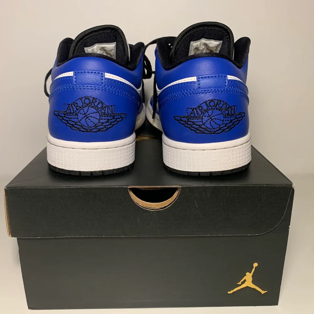 Säljer mina Air jordan 1 low game royal. Jag skulle säga att de är i nyskick, eftersom jag gjort rent dem ordentligt.  Orginallåda. Nypris = 3000 kr  Mitt pris kan diskuteras. . Skor.