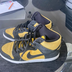 Dunks high maize black  - Har avänd type 3 gånger finns qvito and kartong 