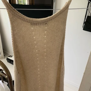 Stickat linne - Beiget stickat halterneck linne från Zara, stl S💖 