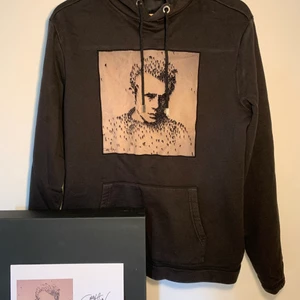 Limitato Hoodie - Säljer min limitato Hoodie med James Dean motiv. Den är använd enstaka gånger. Nypris: 3200 kr Priset kan diskuteras.  