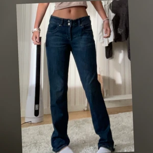 Denim jeans från Lindex  - Säljer de finaste jeansen jag äger då de är så stora i midjan! prislappen kvar och är i helt nyskick! Dubbelknäppning på framsidan och fina broderier på backsidan! Säljer bara vid ett bra bud<3 är relativt liten i storleken! Köp direkt för 400kr
