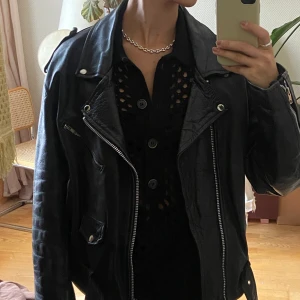 Skinnjacka biker vintage oversize  - Vintage skinnjacka i bikermodell. Oversize storlek M-L. Köpt för 1200kr på Lisa Larsson Vintage