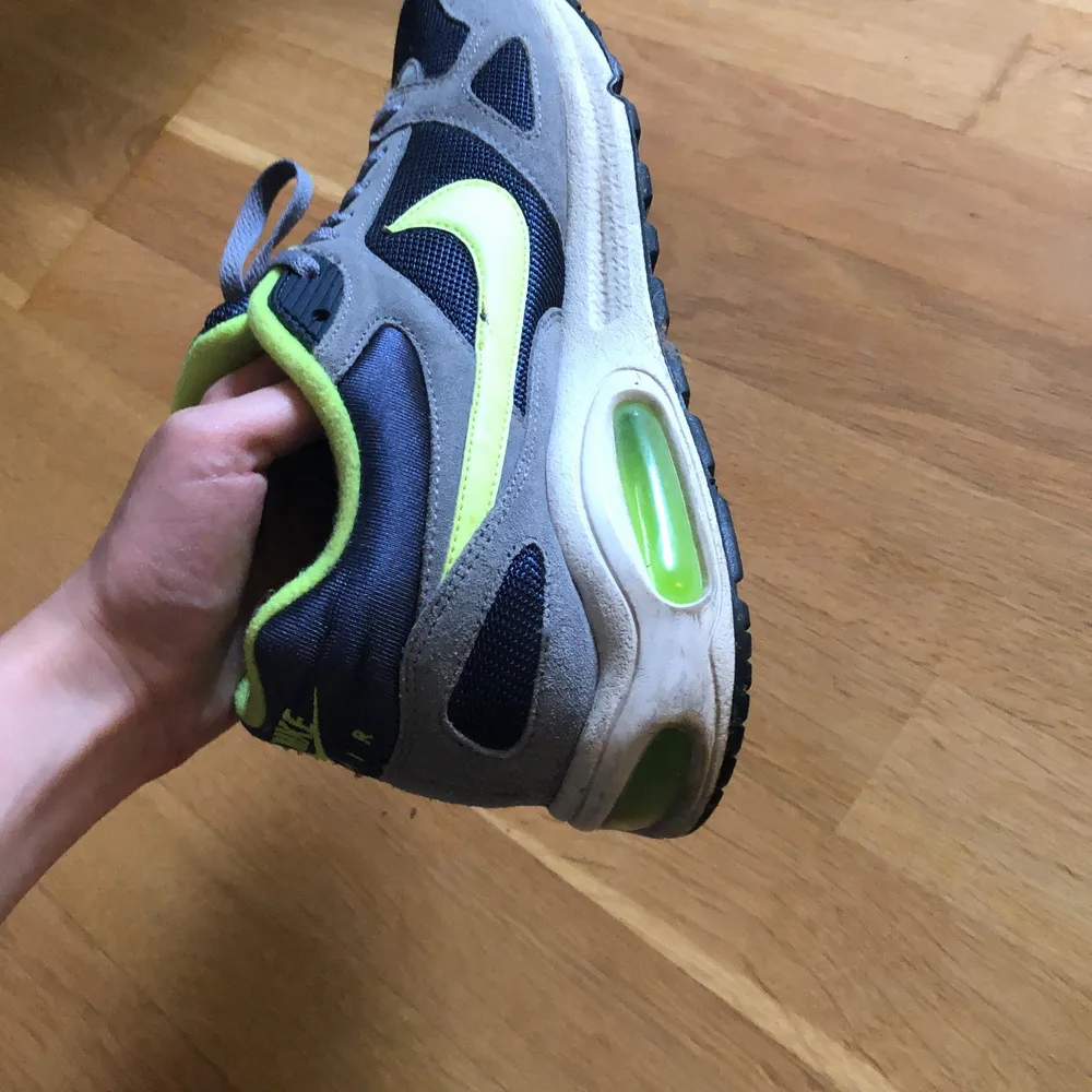 Säljer mina nästan helt oanvända Nike air max grå/mörkblå och lime grönt. Inga defekter. Skor.